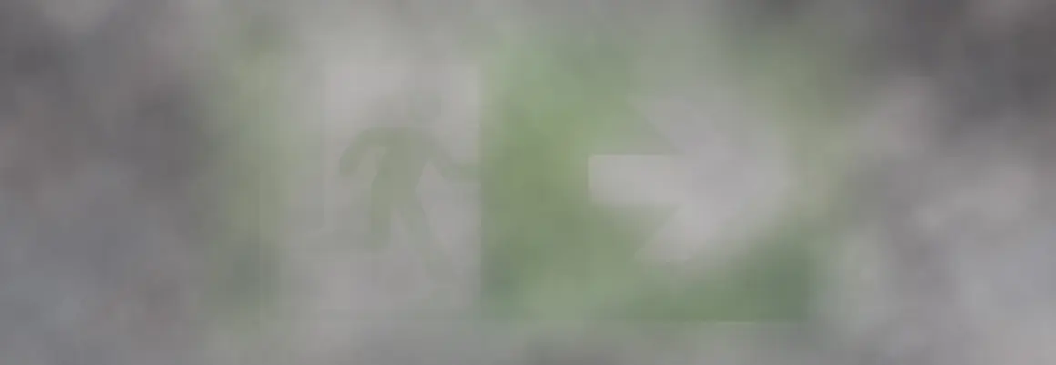 Gli apparecchi di segnalazione di emergenza montati in alto non sono più visibili nel fumo.